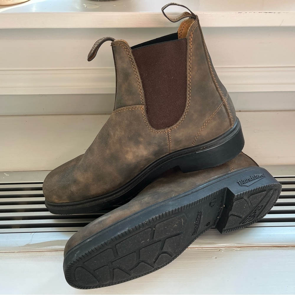 Blundstones - Like New - modern classic in distressed leather. Unisex